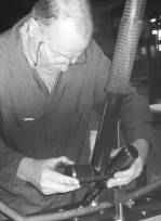 Kontroll-Vermessung eines Rohres durch Facharbeiter